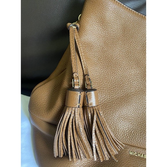 Michael kors brown Peppled leather tassel Shoulder Bag W/ Gold Hardware. - Picture 4 of 11